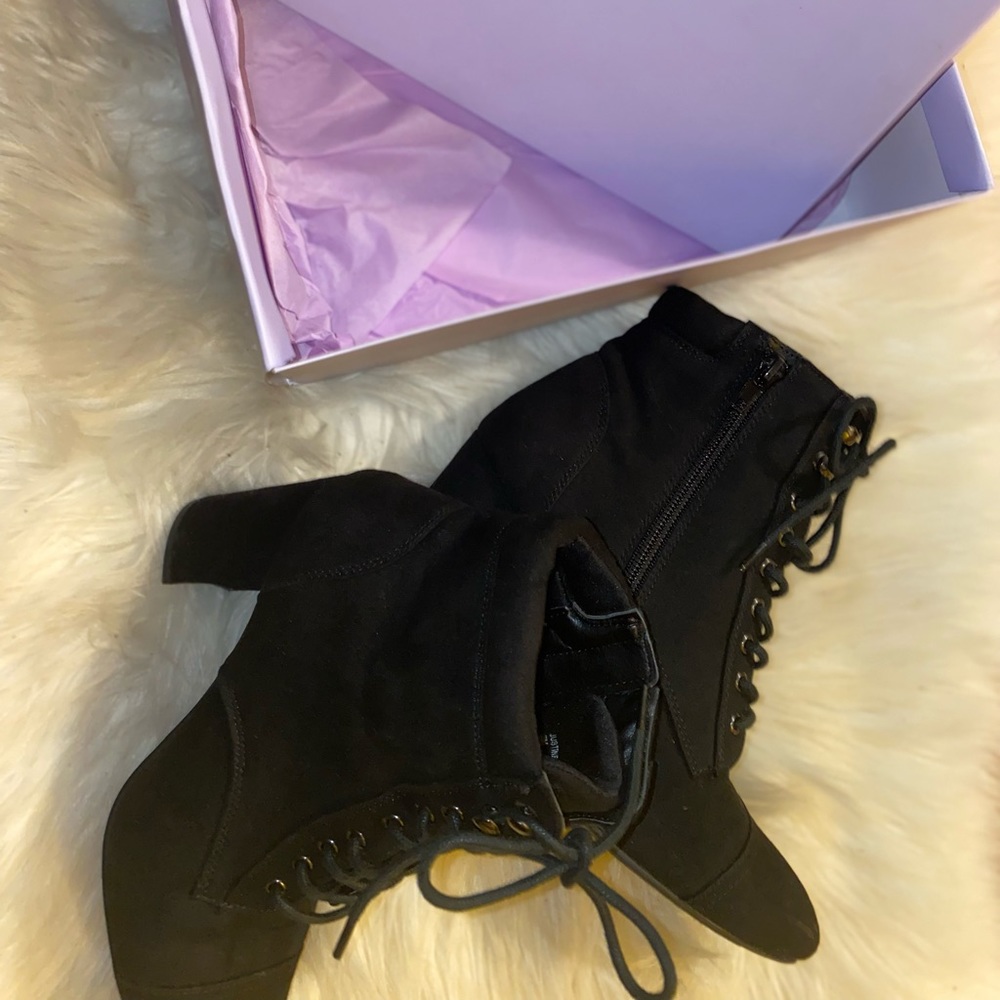 Shoes/Booties - Picture 8 of 9